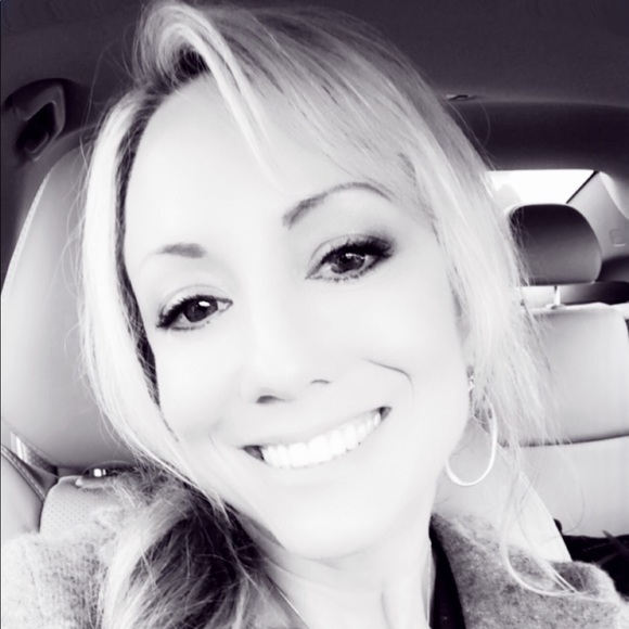 🐩🤍Welcome to Leighton Lane’s Closet🤍🐩 - Picture 3 of 13